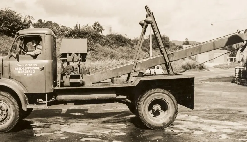 Historisches Schwarzweißfoto: Abschleppwagen mit der Aufschrift Amann Abschleppdienst Hersbruck