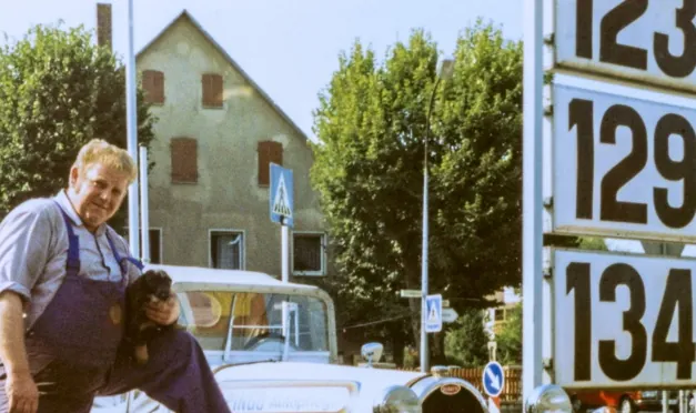 Günter Amann 1983 an der Tankstelle Ostbahnstraße, daneben der Preismast mit großen Ziffern